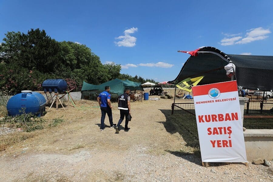 Menderes Belediyesi Zabıta Müdürlüğü Kurban Bayramı öncesi denetimler gerçekleştirdi. Zabıta