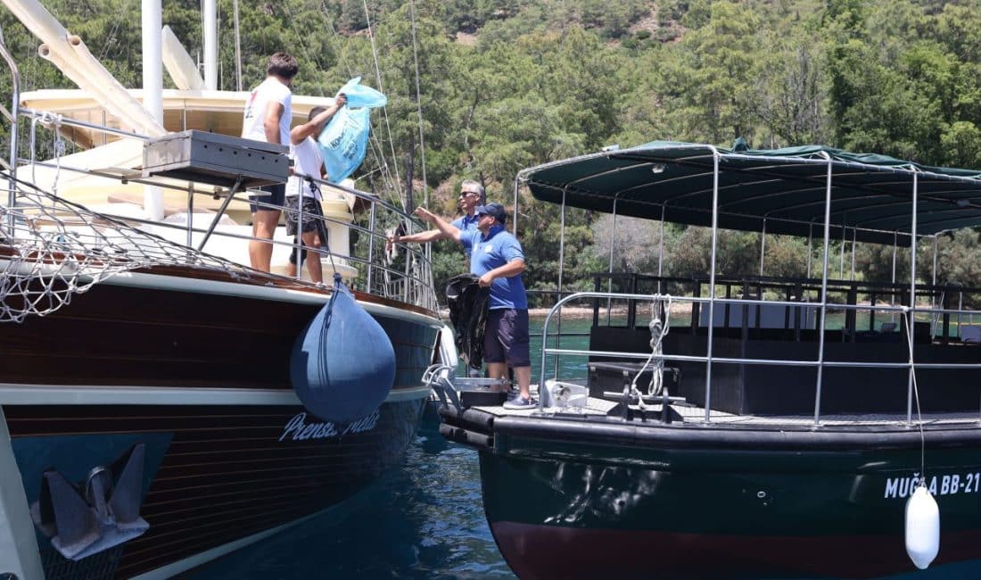 Muğla’da Büyükşehir Belediyesi 8 atık alım teknesiyle teknelerden atık yağ,