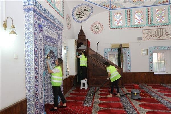 Yürütülen çalışmalar kapsamında cami içindeki halılar detaylı şekilde temizlendi; mihrap,