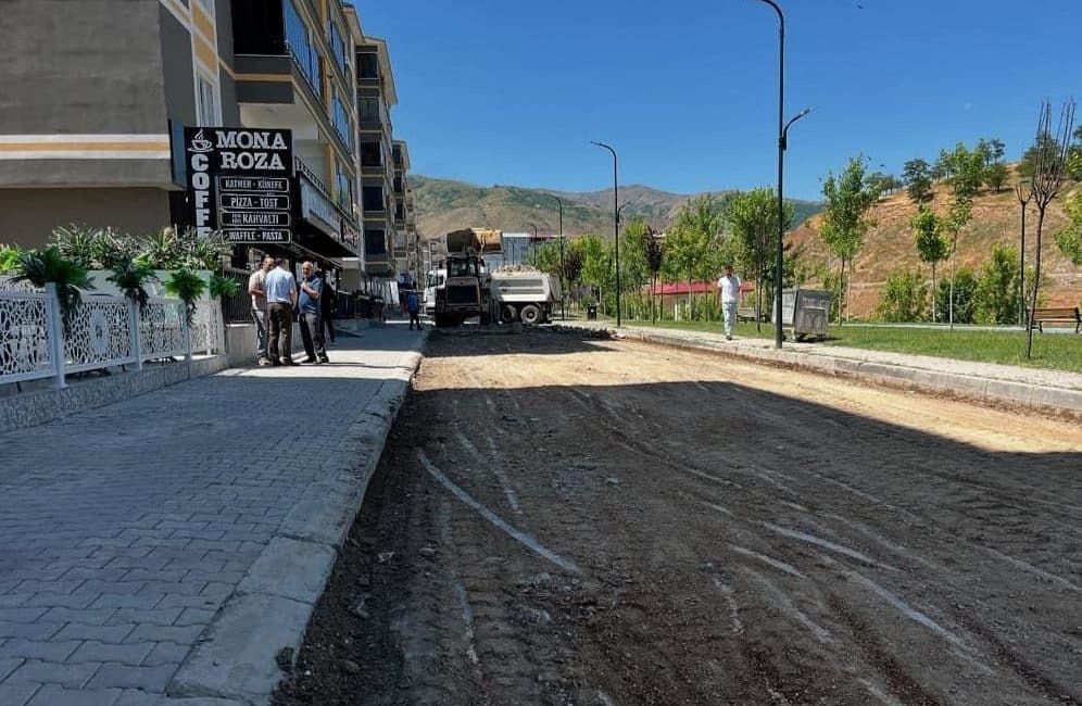 Muş Belediyesi, Karşıyaka Mahallesi’nde altyapı sorunları nedeniyle çöken yolun yeniden