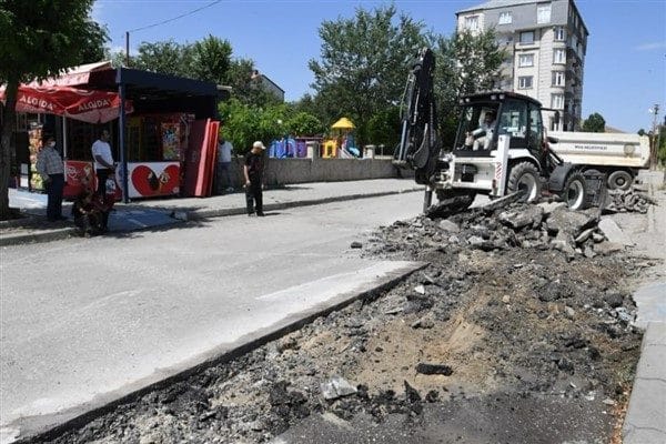Fen İşleri Müdürlüğü ekipleri, vatandaşların ve sürücülerin olumsuz etkilenmemesi adına