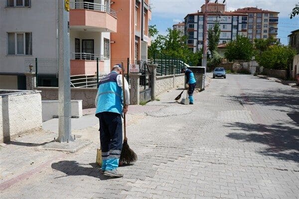 Niğde Belediyesi tarafından yürütülen çalışmalar kapsamında, tüm mahallelerde sokaklar, kaldırımlar,