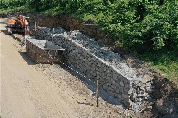 Fen İşleri Dairesi Başkanlığı ekipleri yağmur suyu hattından yeni yol