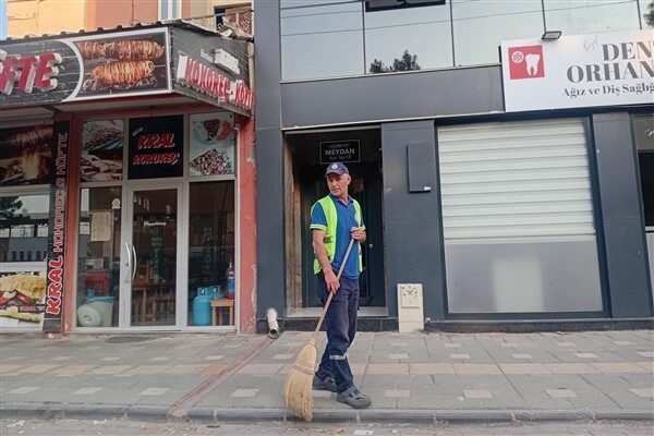 Bayram öncesinde mezarlıklar, kurban satış ve kesim alanları, pazar yerleri