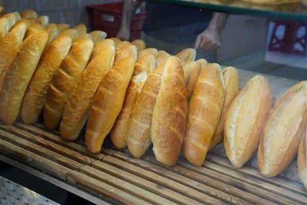 İlçedeki birçok fırında uygulamaya devam edilen sistem sayesinde, hayırsever vatandaşların