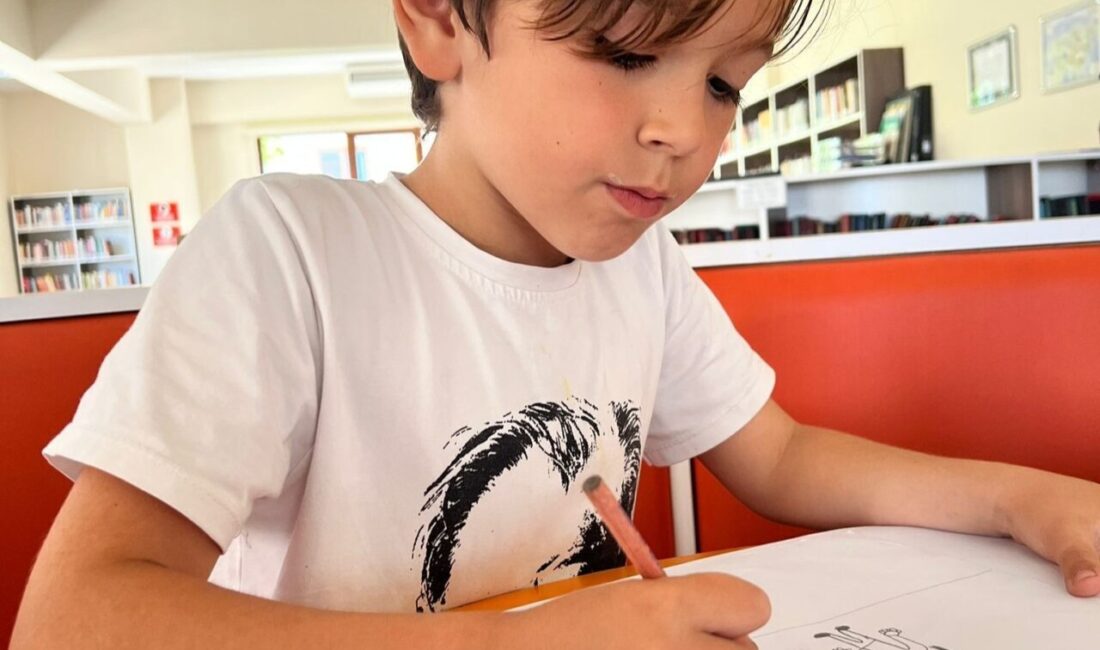 Hüdavendigar Sosyal Gelişim Merkezi’nde düzenlenen ‘Minik Eller Renkli Hayaller’ etkinliğine