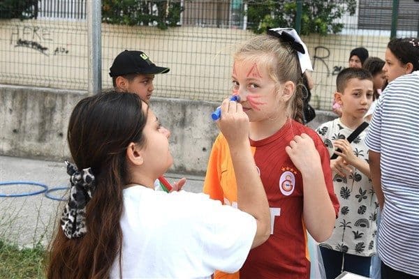 İlk olarak Emek Yetenek Evinde oluşturulan Atölye Pazarı’nda resim, gitar,