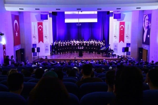 Koro üyeleri ‘İzmir'in Kavakları’ şarkısını söyleyerek, konukların alkışları eşliğinde sahneye
