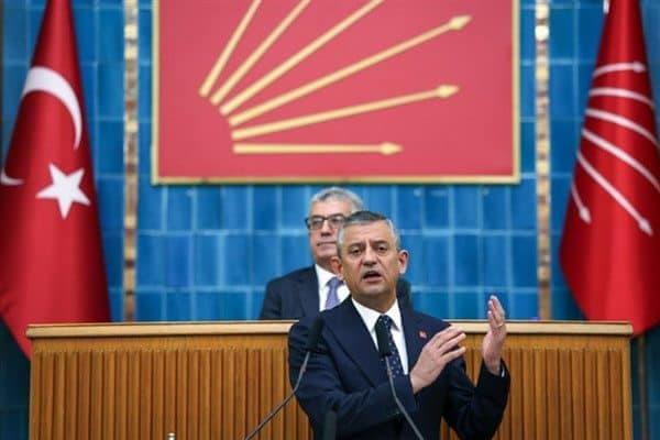Özel'in konuşmasından bazı satır başları şöyle: "Turizm Bakanı yatıyla gidip