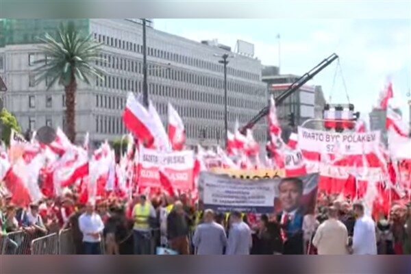 Kamuoyu yoklamaları, Varşova'nın liberal belediye başkanı Rafal Trzaskowski ile ulusal