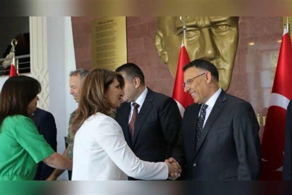 Iğdır Valiliği önünde gerçekleştirilen programda Iğdır Valisi Ercan Turan, Rektör