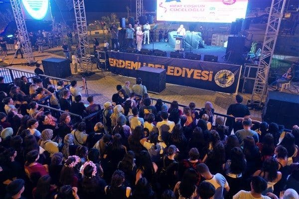 Yaklaşık 14 bin metrekarelik alana sahip parkın açılışında, ünlü sanatçı