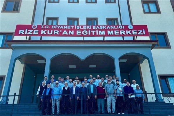 Toplantıya katılan vakıf ve dernek yöneticileri, Kur’an kurslarının sürdürülebilirliği, maddi