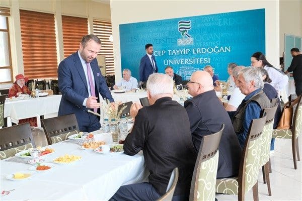 Recep Tayyip Erdoğan Üniversitesi (RTEÜ) Sosyal Tesisleri'nde gerçekleştirilen programda Rektör Prof.