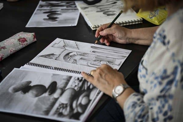 SanAtölye’de; karakalemden pastel boyaya, akrilik ve yağlı boya tekniklerinden rölyefe
