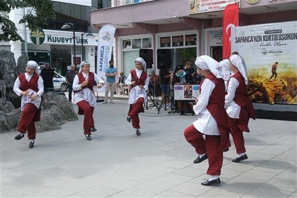 Kutlamalar, Sapanca Hükümet Konağı önünde gerçekleştirilen resmi törenle başladı. Sapanca