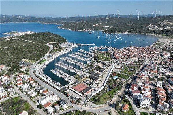 Tamamı Teos Marina çalışanlarından oluşan gönüllü ekip Seferihisar Sığacık’ın doğa