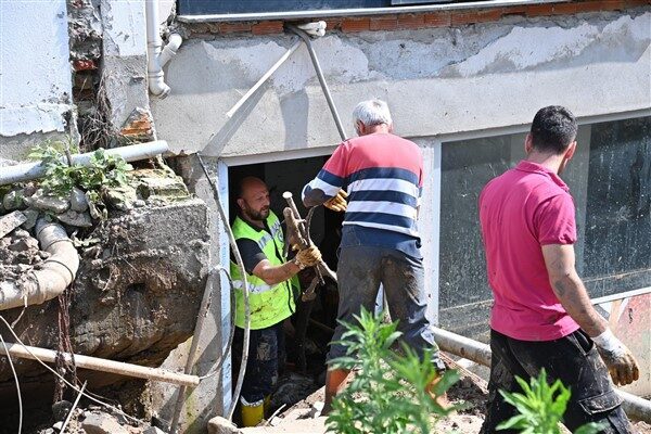 Bayramda da mesai yapan Büyükşehir ekipleri, Beşirli ve Pazarkapı'nın yanı