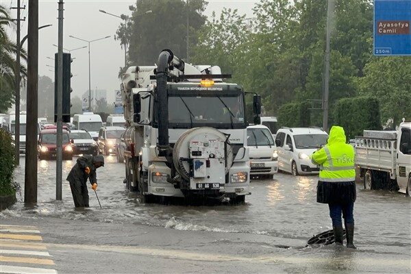 Aşırı yağış nedeniyle birçok mahallede meydana gelen taşkınlara müdahale eden