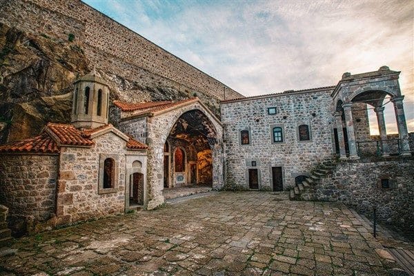Atatürk Köşkü, Kızlar Manastırı, Çal Mağarası ve Şehir Müzesi gibi