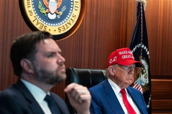 Trump, sosyal medyada "İsrail ve İran arasında, yaklaşık 6 saat
