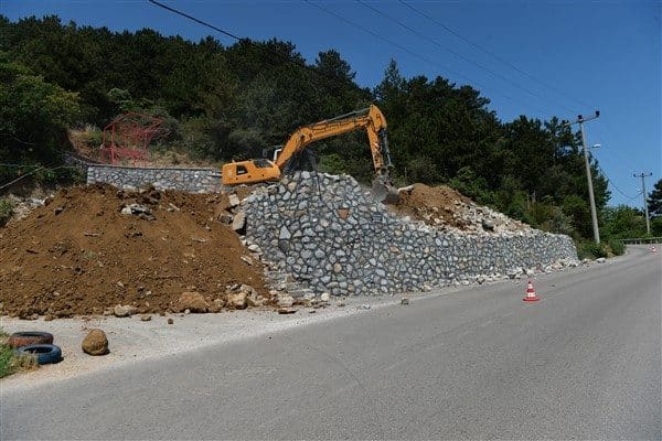 Belediye ekipleri son olarak Demirkapı Mahallesi, Uludağ yolu üzerine ruhsatsız
