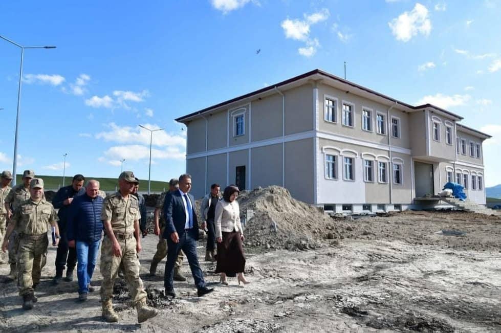 Ardahan Valiliğinden yapılan açıklamaya göre, Vali Hayrettin Çiçek, Hanak ilçesinde