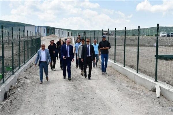 Vali Çiçek, barınak sahasını gezerek köpek kulübeleri, rehabilitasyon alanı, yemleme