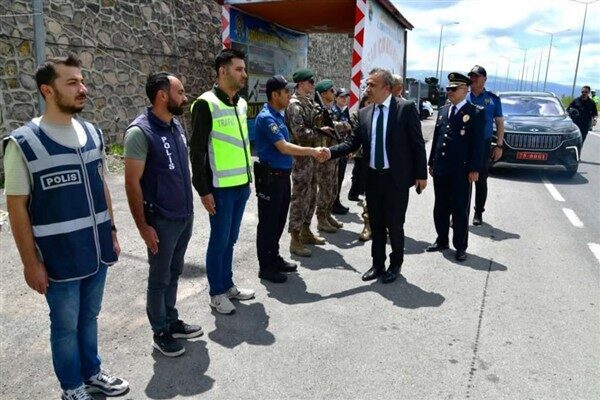 Ardahan Valisi Çiçek, karayollarında görev yapan emniyet ve jandarma personeline