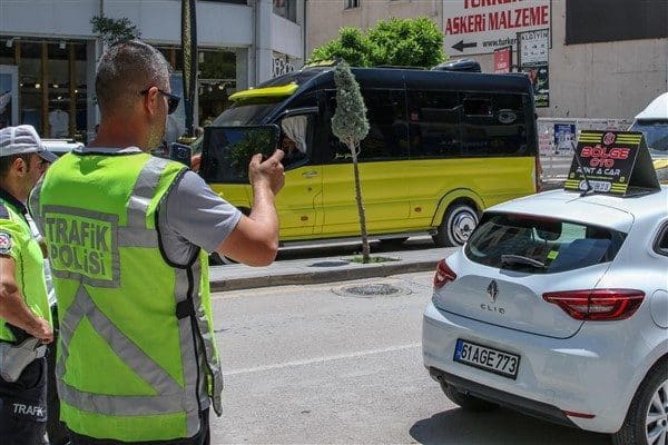 Depolama alanları dışında caddelerde park eden araçların sahiplerine ulaşılarak, araçların