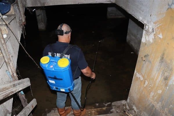 Larva mücadelesi kapsamında ise ekipler, özellikle mahalle aralarında ve çöp