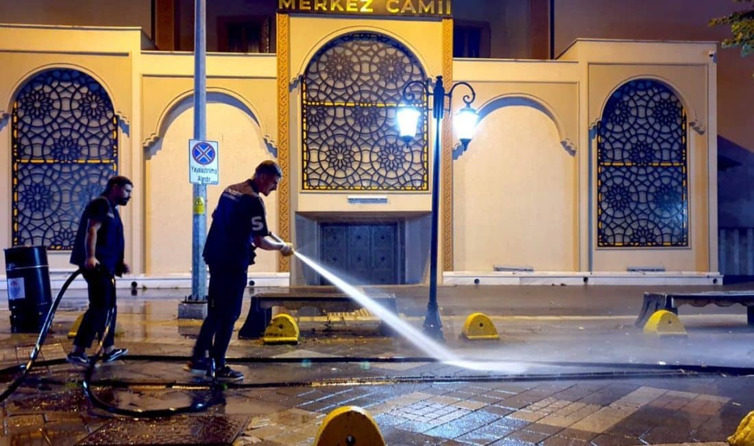 Temizlik ekipleri geçtiğimiz akşam, çalışmalarına Yalova’nın en işlek noktalarından biri