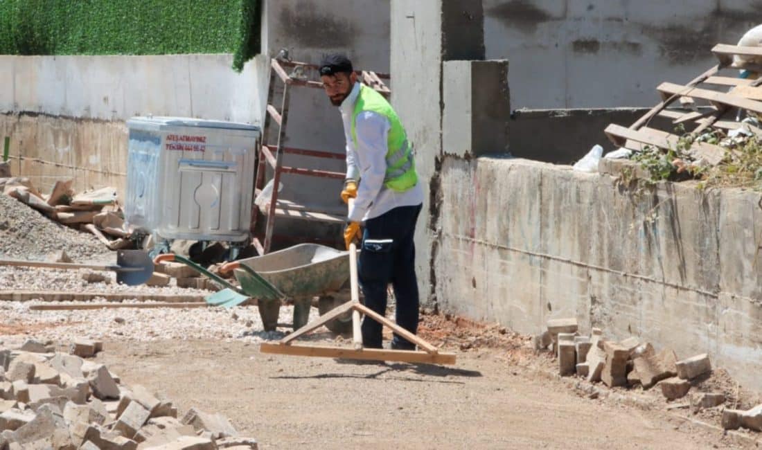 Yalova Belediyesi Fen İşleri Müdürlüğü ekipleri, parke ve bordür çalışmalarına
