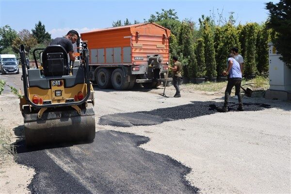 Ekipler, bozulma veya deformasyon görülen noktalarda asfalt yama işlemleri yaparak