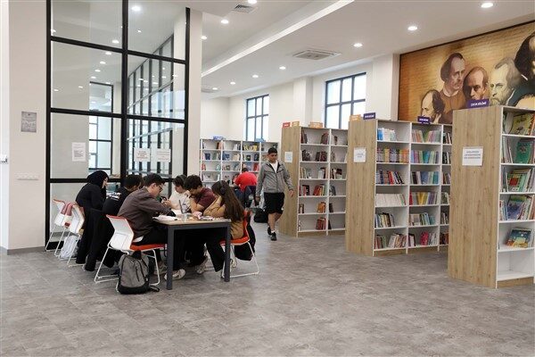 Yenimahalle Belediyesi'nin ilçenin 10 ayrı noktasına konumlandırdığı kütüphaneler öğrencilerden yoğun