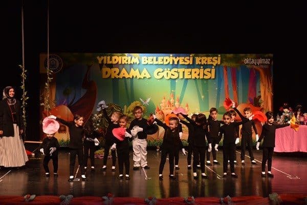 Barış Manço Kültür Merkezi’nde düzenlenen yılsonu etkinliğinde, öğrenciler sergiledikleri drama