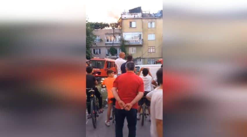 Bursa'nın Yıldırım ilçesine bağlı Yiğitler Mahallesinde bir apartmanda yangın çıktı.