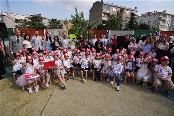 Okul öncesi eğitimlerini tamamlayan çocuklar için şehrin farklı noktalarındaki Yuvamız