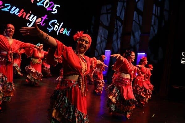 2024-2025 sezonunun başarıyla tamamlanmasının ardından Zeytinburnu Kültür Sanat’ta mezuniyet heyecanı