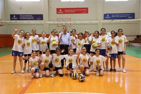 Zeytinburnu Belediyesi’nin 11 farklı branşta eğitim vereceği “Yaz Spor Okulları”nda