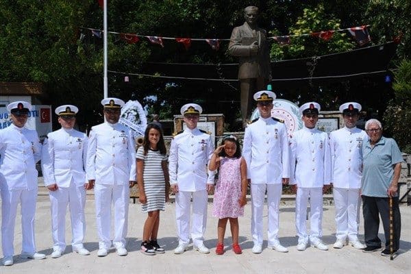 Yerli ve yabancı turistlerin ilgi gösterdiği programda, denize çelenk bırakılarak