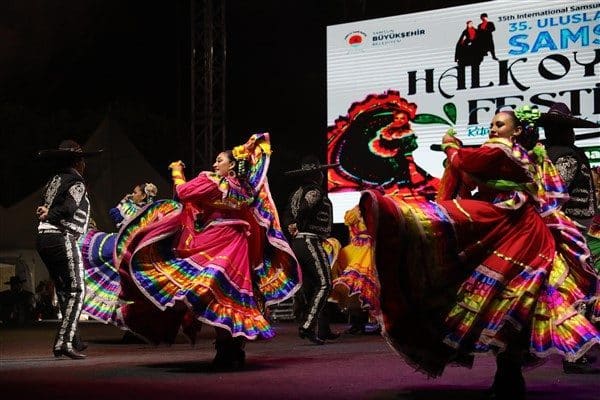 13 ülkeden gelen halk dansları topluluklarının katılımıyla gerçekleştirilen festival, Onur
