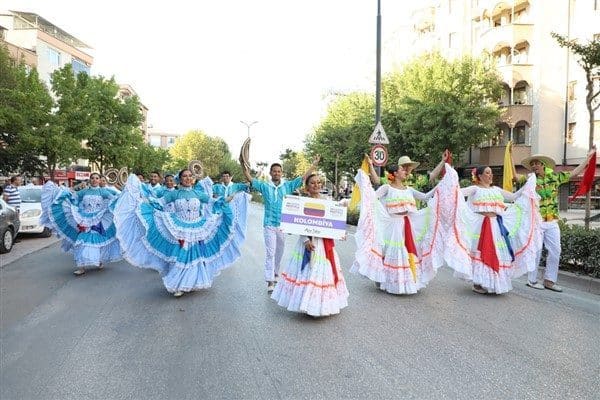 Festivalin açılışı; İnegöl AVM önünden başlayan kortej yürüyüşü, ardından Kültür