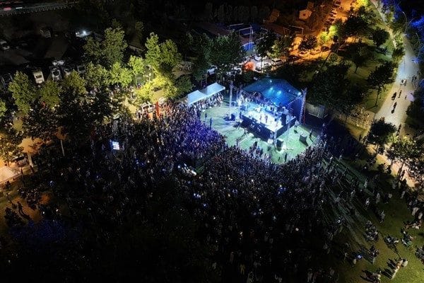 Karamürsel Belediyesi’nin ev sahipliğinde gerçekleşen geceye Adana Büyükşehir Belediye Başkanı