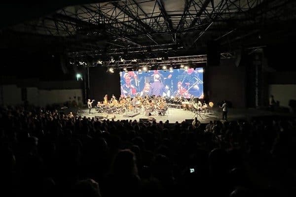 Festivalin açılış konuşmasına "Sanatı, su yerine koyan güzel insanlarla birlikte