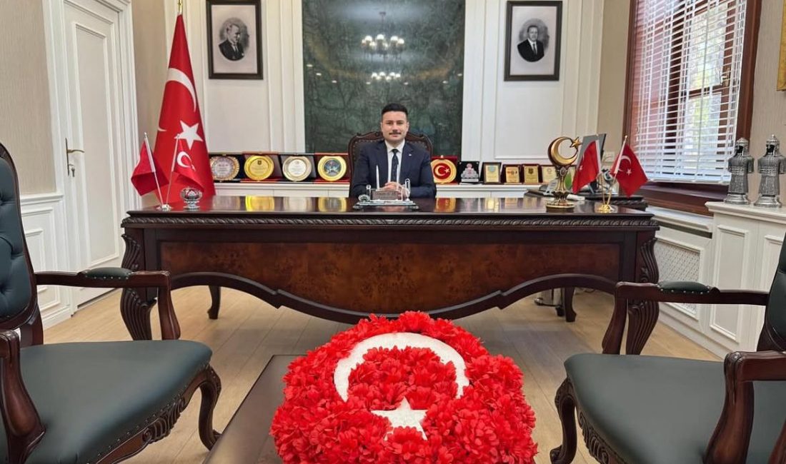 Gökçeada Kaymakamı Osman Acar, ilçe halkıyla birebir görüşerek talepleri dinlemek