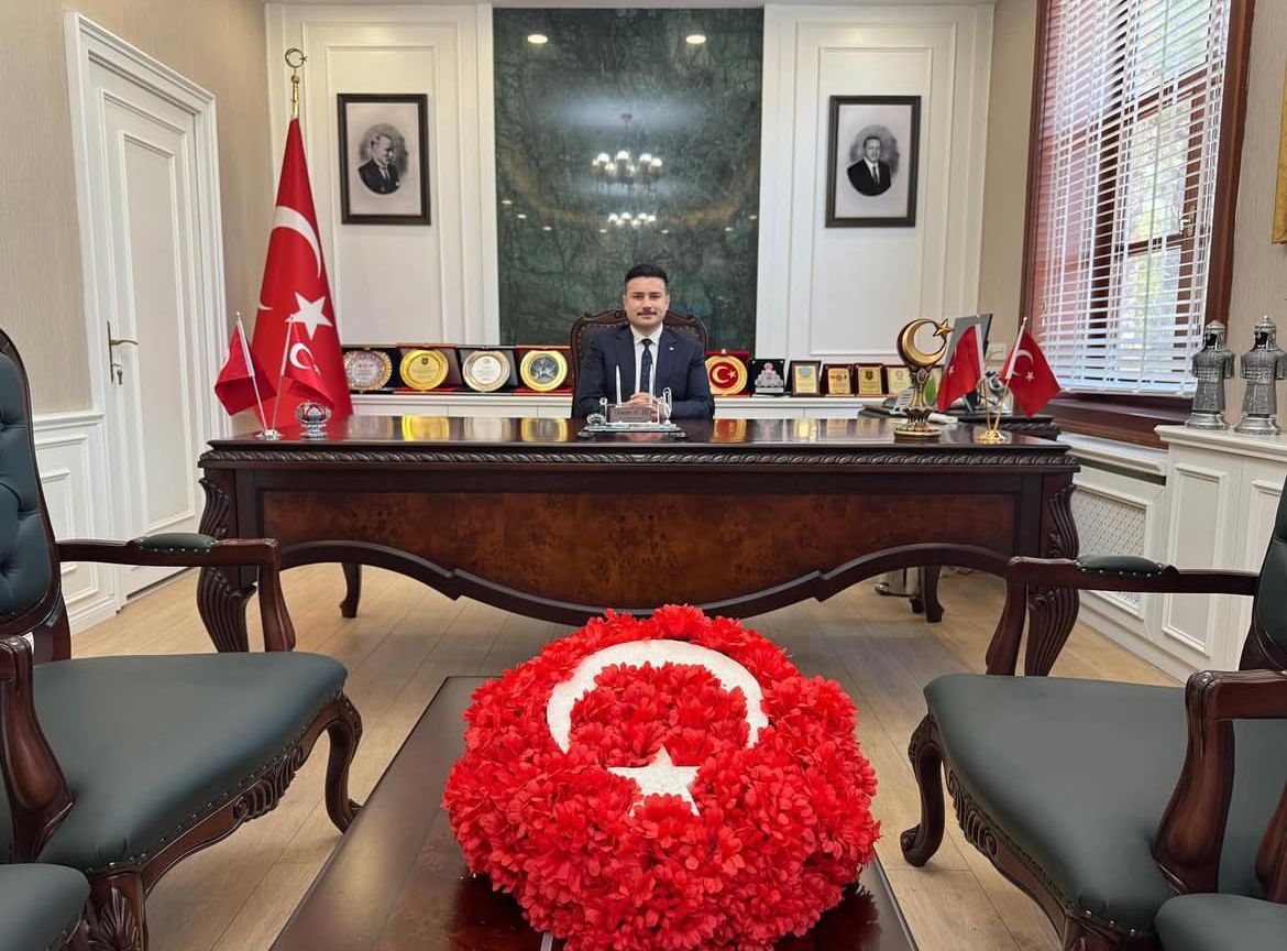Gökçeada Kaymakamı Osman Acar, ilçe halkıyla birebir görüşerek talepleri dinlemek