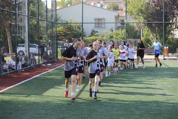 2011-2018 yılları arasında doğan kız çocuklarına yönelik futbol okulunun antrenmanları