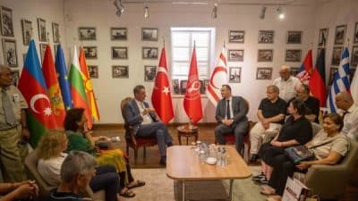 Dramalılar Köşkü’ndeki ziyarette yeni genç üyelere üyelik rozetleri törenle takılırken,
