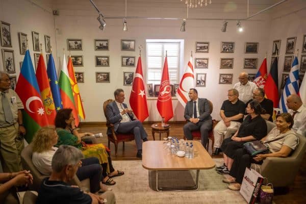 Dramalılar Köşkü’ndeki ziyarette yeni genç üyelere üyelik rozetleri törenle takılırken,